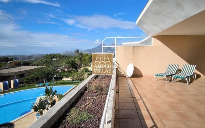Geräumige und helle Wohnung mit geschlossener Garage in Sierra de Altea zu verkaufen.